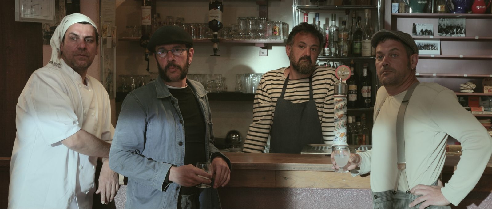 Le chœur des habitués, accoudés au comptoir du bistrot du village