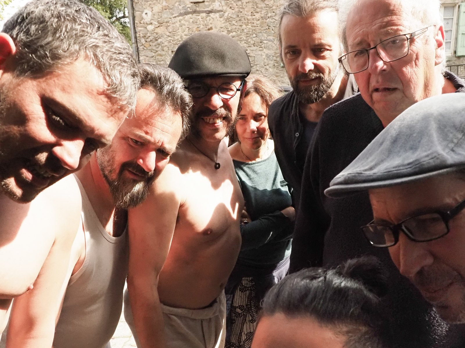 Une partie de l’équipe réunie autour du moniteur pendant le tournage